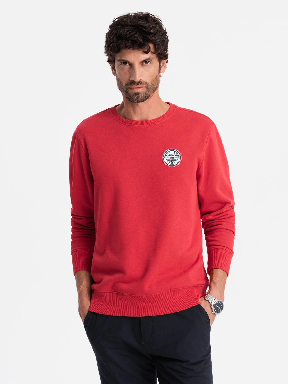 Men’s non-stretch sweatshirt with college style patch – red V1 OM-SSNZ-0134