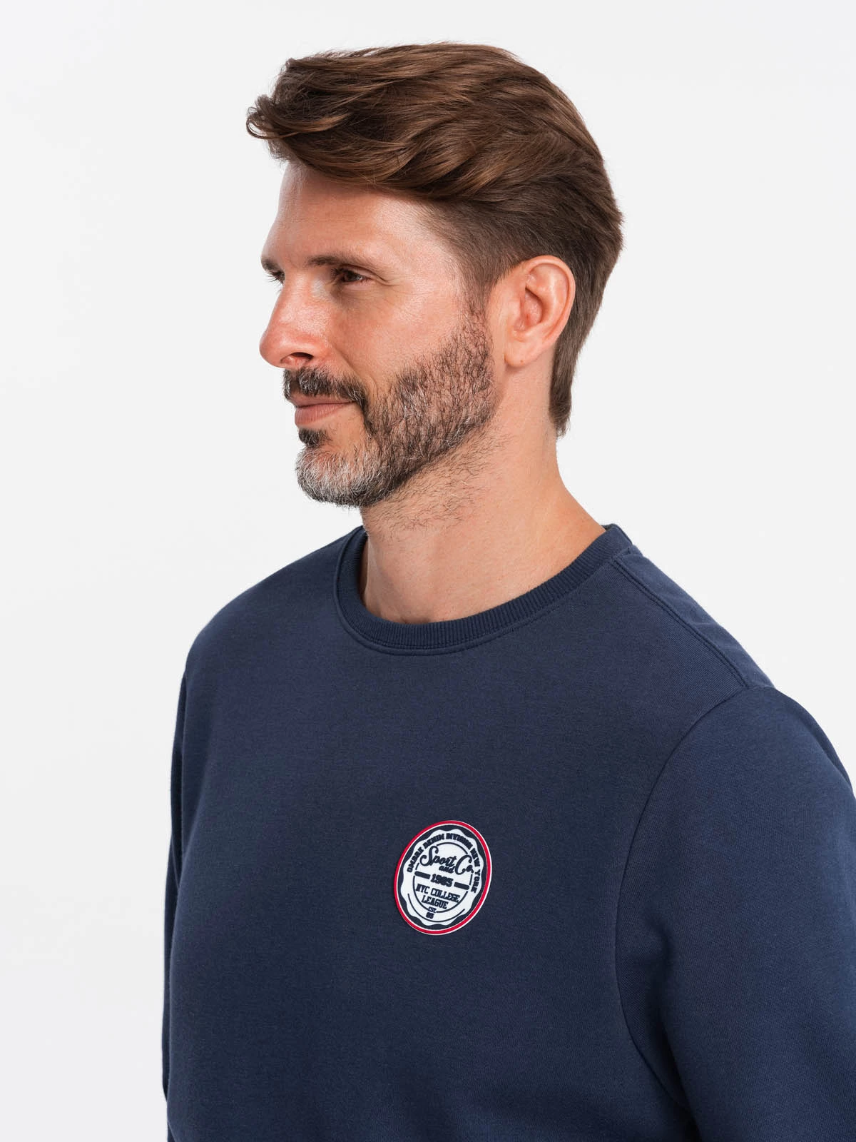 Men’s non-stretch sweatshirt with college style patch – navy blue V2 OM-SSNZ-0134