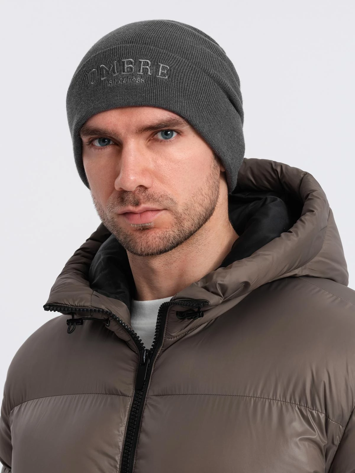 Men’s knitted beanie hat with embroidered inscription – graphite V2 OM-ACWH-0120