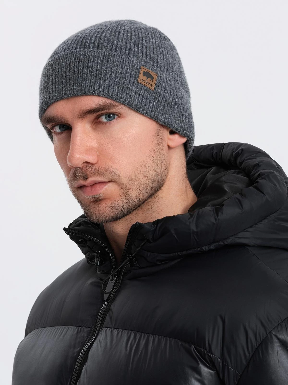 Men’s knitted beanie cap with patch – grey melange V2 OM-ACWH-0123