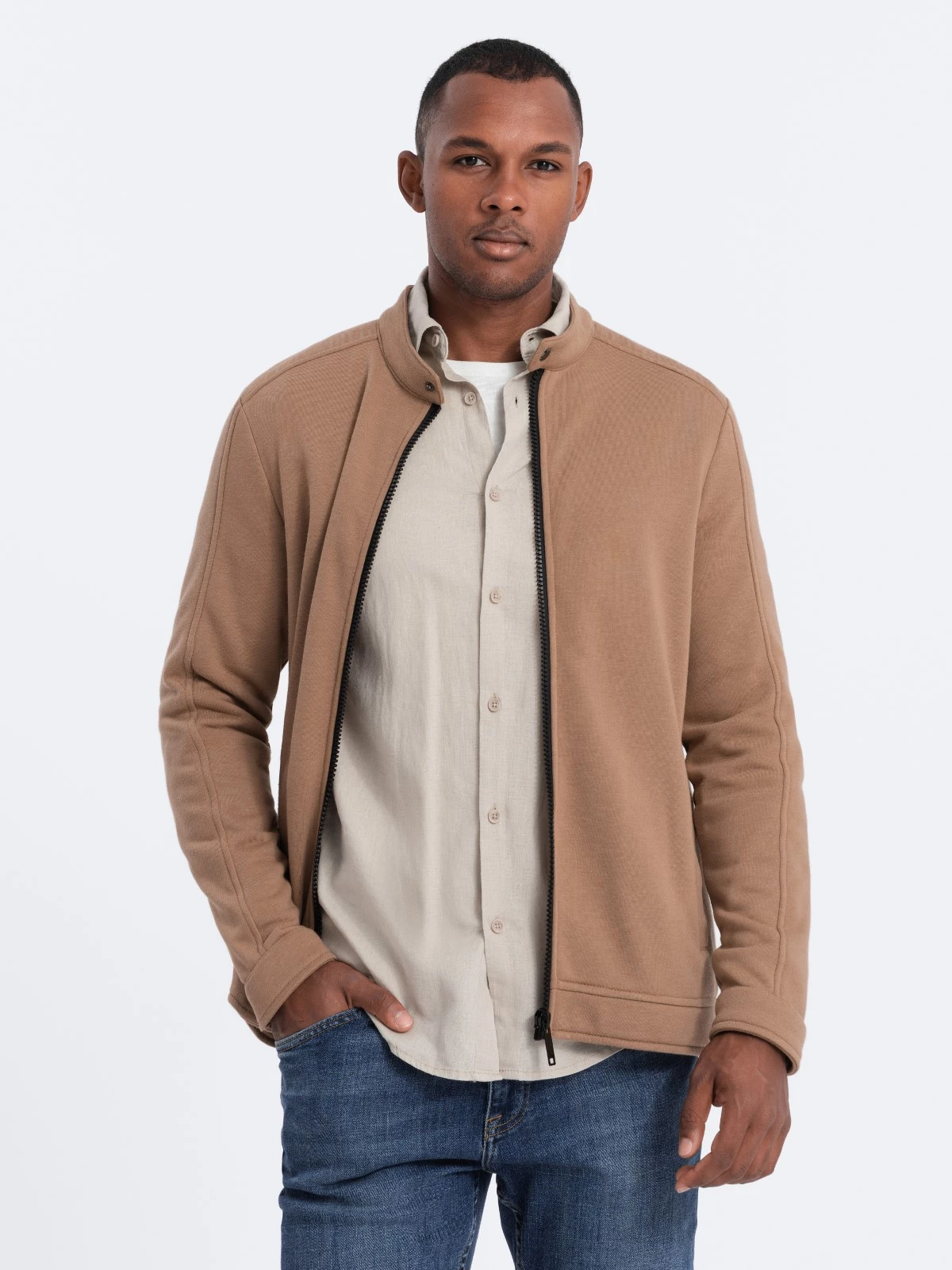 Men’s unbuttoned sweatshirt with stand-up collar – brown V6 OM-SSZP-22FW-005